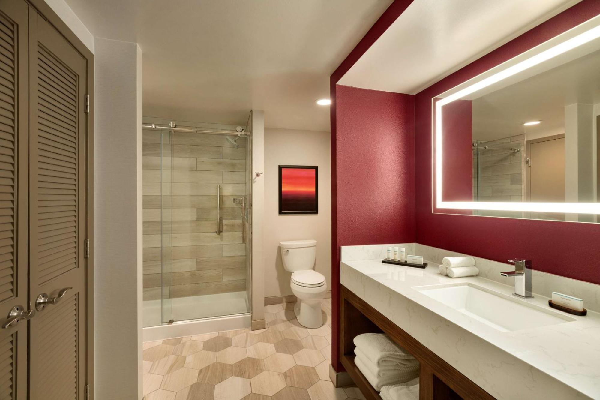 One-Bedroom King Conference Suite,1552141858:JPEG